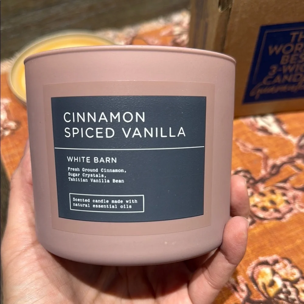 White Barn Cinnamon Spiced Vanilla Candle - Picture 4 of 4